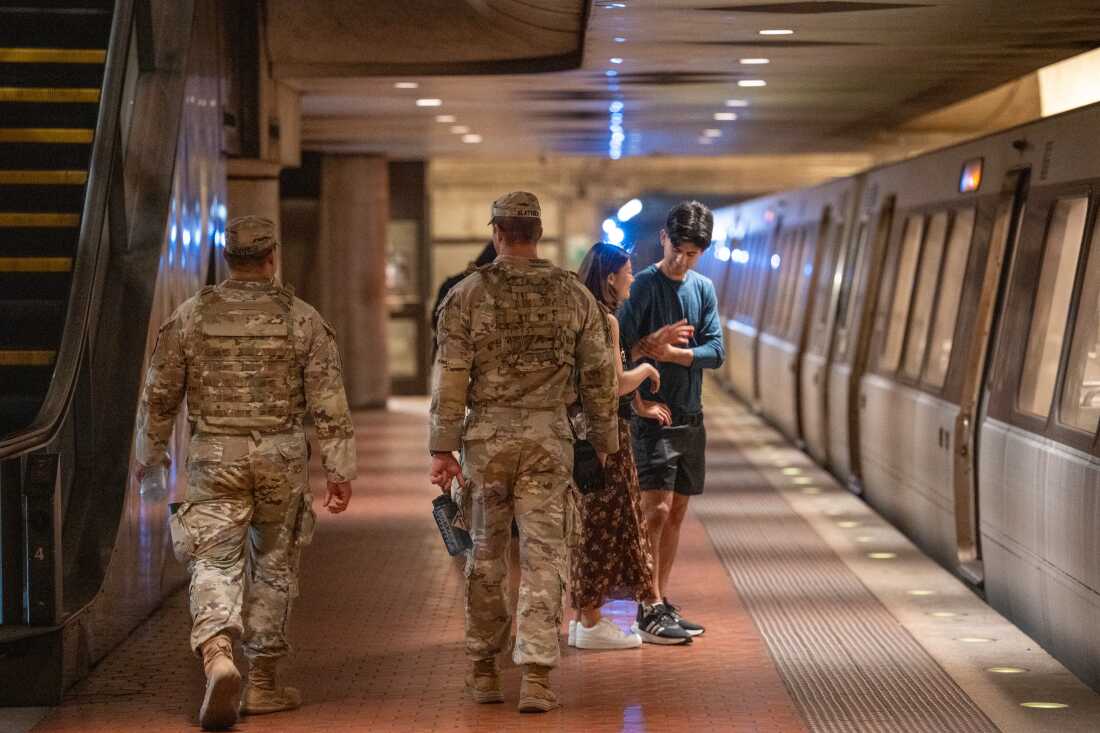 DC国民警卫队的成员巡逻有雾的底部地铁站。