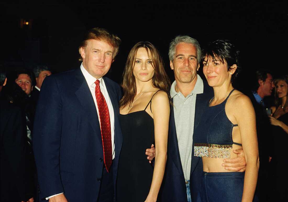 唐纳德·特朗普（Donald Trump）和他的女友当时，梅拉尼亚·诺斯（Melania Knauss），杰弗里·爱泼斯坦（Jeffrey Epstein）和英国社交名流Ghislaine Maxwell于2000年2月12日在Mar-A-Lago合作。
