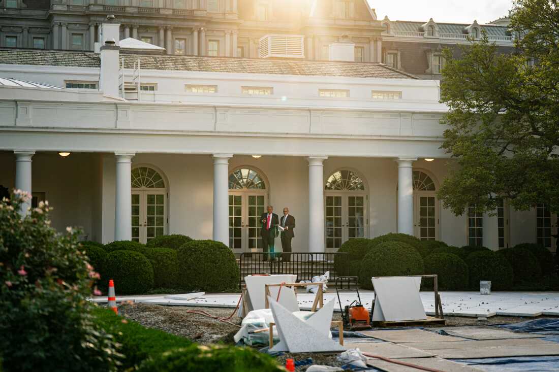 美国总统唐纳德·特朗普（Donald Trump），左派和白宫立法，政治和公共事务副参谋长詹姆斯·布莱尔（James Blair），于2025年7月15日星期二对华盛顿特区白宫玫瑰园进行翻新。