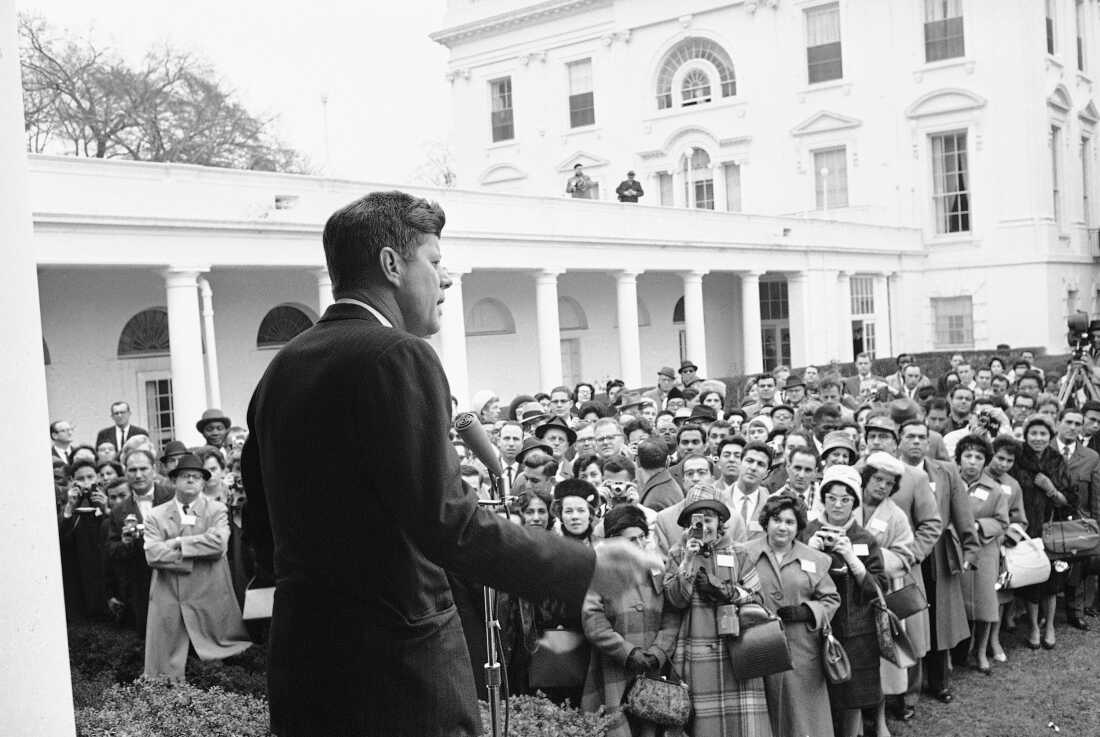 总统约翰·肯尼迪（John Kennedy）于1962年2月16日在华盛顿的白宫玫瑰花园（White Rose Garden）聚集了62个外国的教育工作者。肯尼迪（Kennedy）表达了希望美国将发展与教育和知识发展有关的卓越崇拜。
