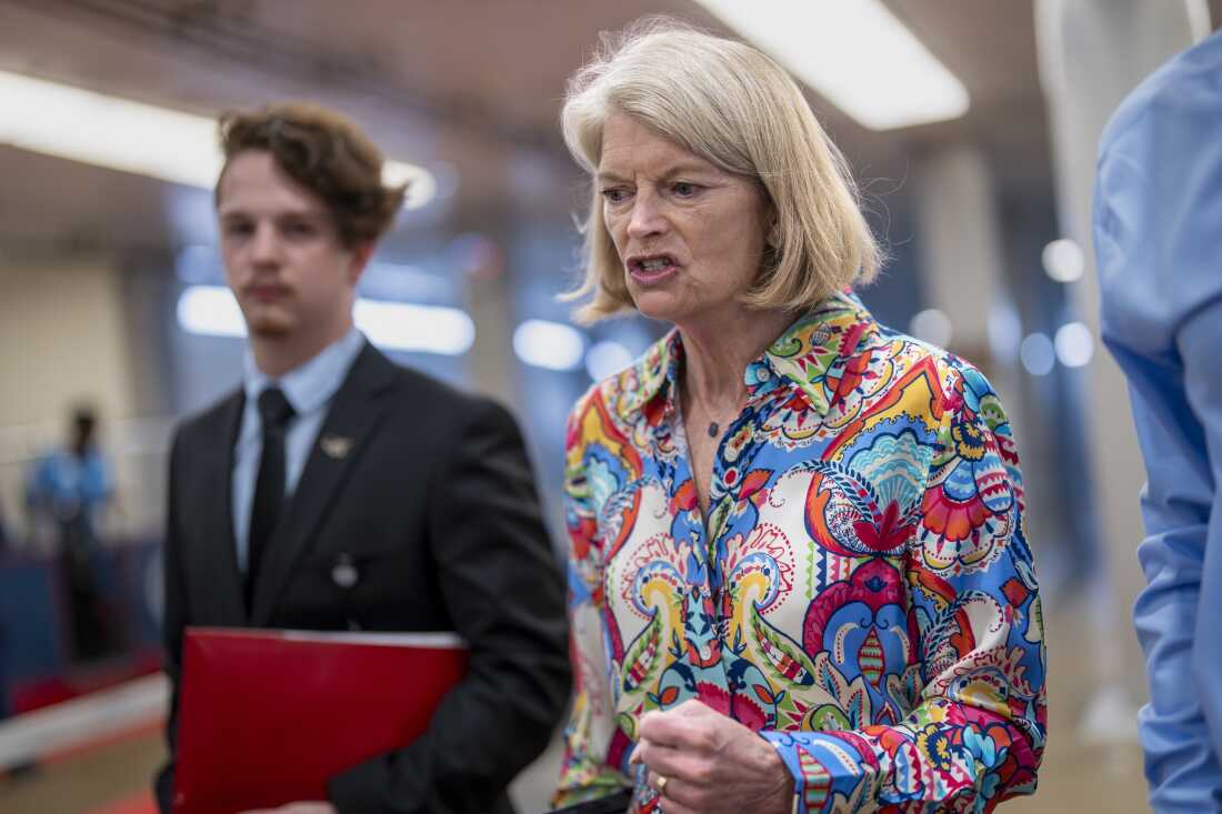 阿拉斯加共和党人参议员丽莎·默科夫斯基（Lisa Murkowski）于7月在华盛顿的国会大厦举行，参议院共和党人推动特朗普总统的要求取消数十亿美元的外国援助和公共广播开支。