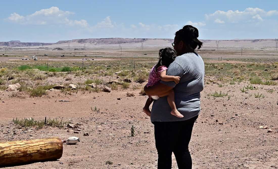 一位纳瓦霍（Navajo Nation）居民于7月在亚利桑那州卡梅伦（Cameron）的家中带着她的孩子在等待电网的电力到达她的住所时。农村社区因计划加强公共广播公司的紧急武器系统的资金而遭受了巨大的打击。