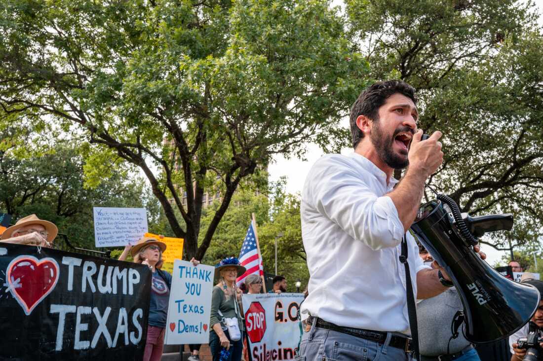 D-Texas的众议员Greg Casar于8月4日在奥斯丁抗议德克萨斯州州长豪宅以外的重新分区计划。卡萨尔（Casar）跑步，代表了在德克萨斯州新地图下的蓝色点缩小的第37国会区。他的旧地区35岁将转移到拉丁裔60％的地区。