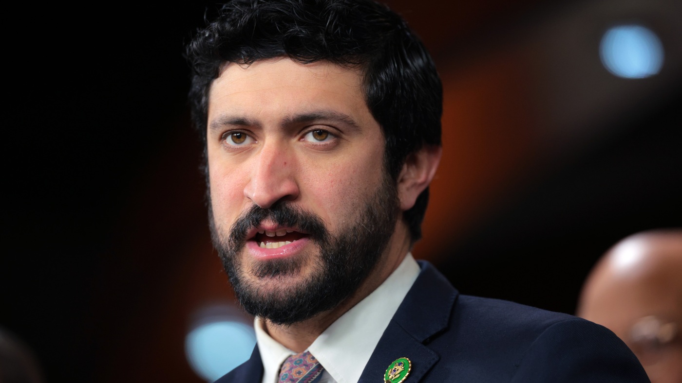 众议员格雷格·卡萨尔（Greg Casar）介绍了德克萨斯州的重新划分计划如何影响选民：NPR
