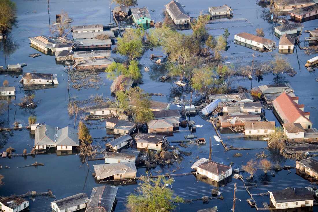 查尔梅特（Chalmette）附近位于2005年9月11日的水下，位于路易斯安那州新奥尔良的圣伯纳德教区。卡特里娜飓风摧毁了新奥尔良的大部分地区和2005年8月29日的密西西比墨西哥湾沿岸。四级飓风破坏了保护新奥尔良的堤防，该堤防在海上以下大约70％以下，造成了灾难性的洪水。