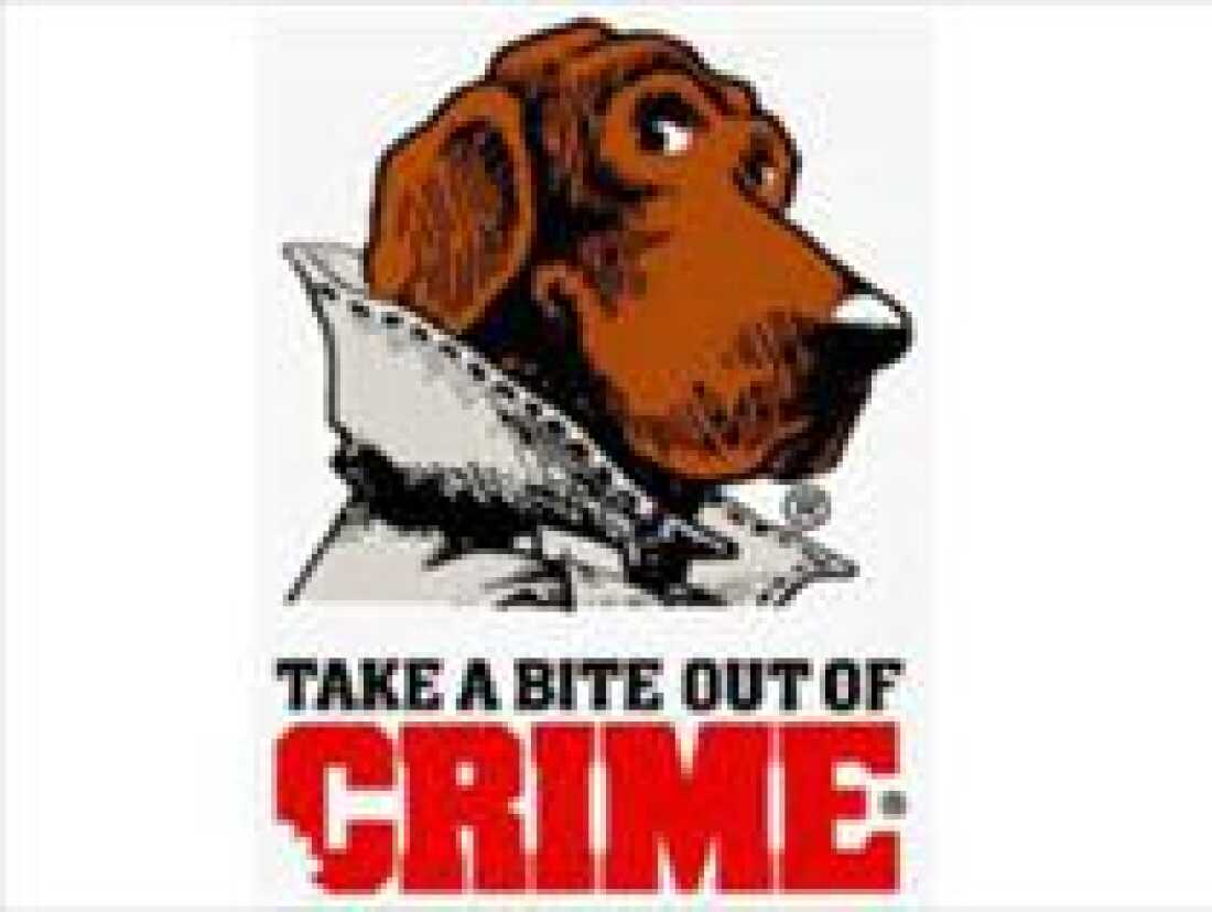 McGruff犯罪狗的标题是他的标语，他的标语是黑色和红色文字，读了“咬一口犯罪”。 