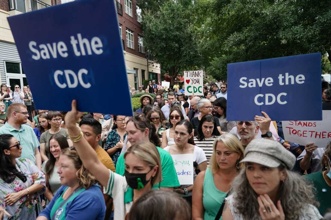 疾病控制中心（CDC）的员工和支持者举行标志，鼓掌和欢呼，以纪念前疾病控制中心（CDC）官员Dan Jernigan，Deb Houry和Demetre Daskalakis于2025年8月28日在佐治亚州亚特兰大市的全球总部外。在美国总统唐纳德·特朗普（Donald Trump）企图解雇疾病预防控制中心董事苏珊·莫纳雷斯（Susan Monarez）之后，这三名官员在辞职后获得了荣誉。