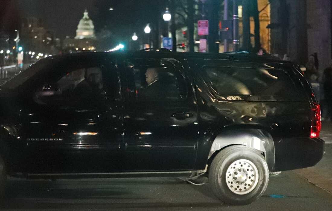 唐纳德·特朗普（Donald Trump）总统的车队在晚上转到宾夕法尼亚大道。