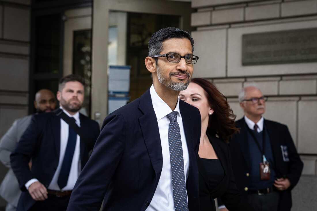 Google和Alphabet首席执行官Sundar Pichai于2023年10月30日在华盛顿特区离开联邦法院。 Pichai作证在1990年代以来最大的反托拉斯案中为他的公司辩护。