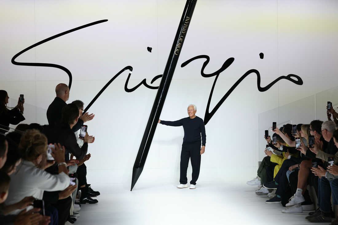 2023年6月的米兰时装周期间，乔治·阿玛尼（Giorgio Armani）在跑道上。