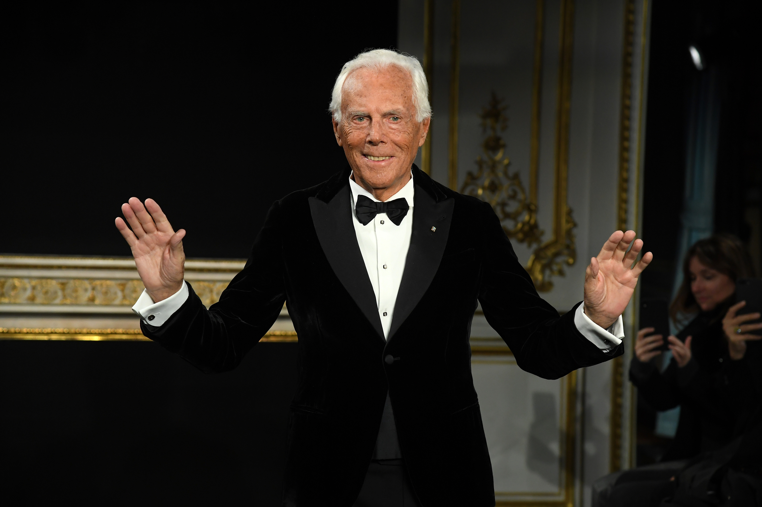 乔治·阿玛尼（Giorgio Armani）在2019年1月的巴黎时装周期间走上跑道。