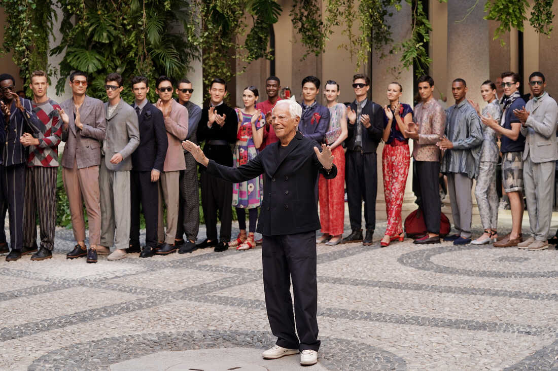 乔治·阿玛尼（Giorgio Armani）在2019年6月的米兰男子时装周期间承认观众。