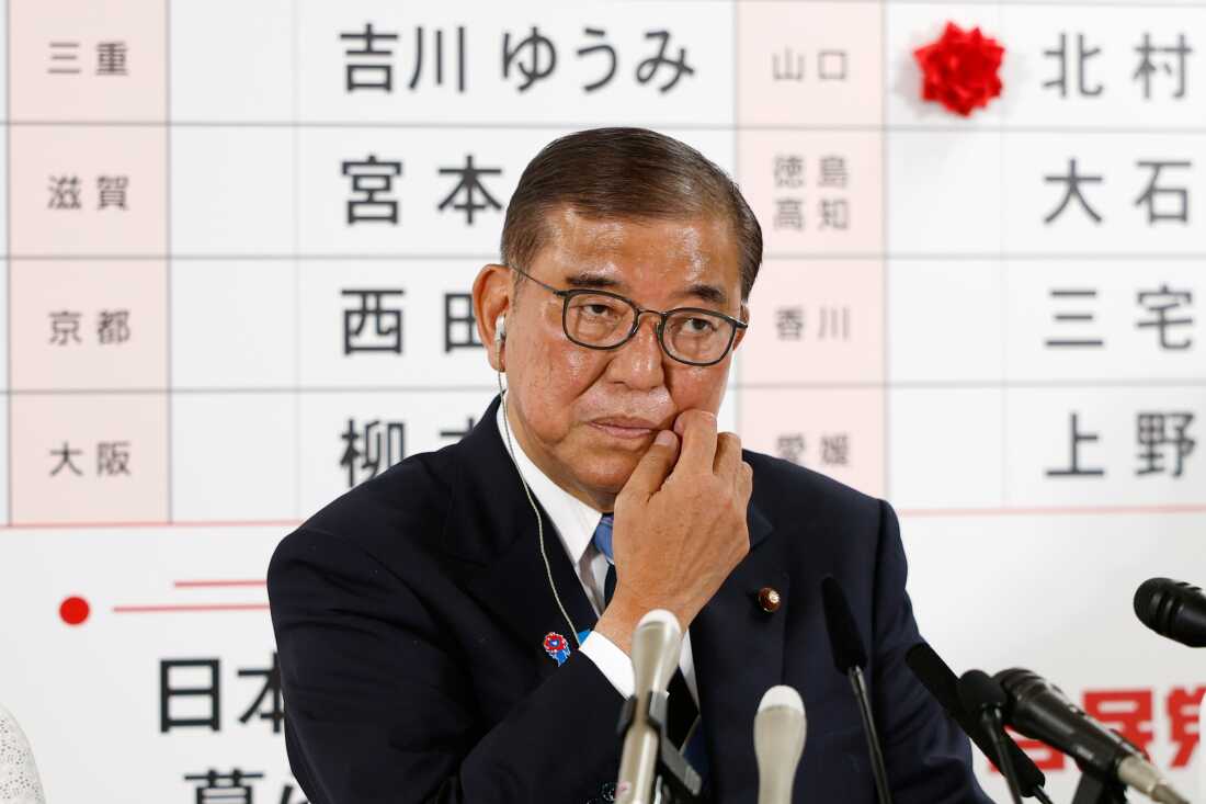 档案 - 日本总理兼执政自由民主党（LDP）总统Shigeru Ishiba在2025年7月20日星期日在东京的LDP总部与媒体会面。