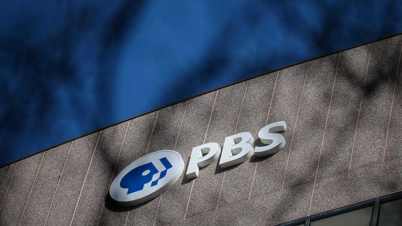 由于削减联邦资金，PBS削减了15％的工作