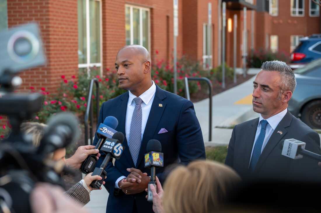 马里兰州州长韦斯·摩尔（Wes Moore）周三在马里兰州哥伦比亚向媒体讲话。 