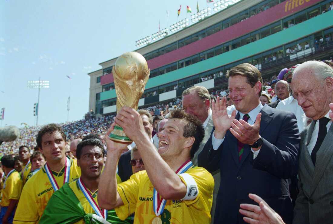 巴西球员在1994年7月17日的1994年世界杯决赛中庆祝他们击败意大利的胜利，当时副总统艾尔·戈尔（Al Gore）看着。