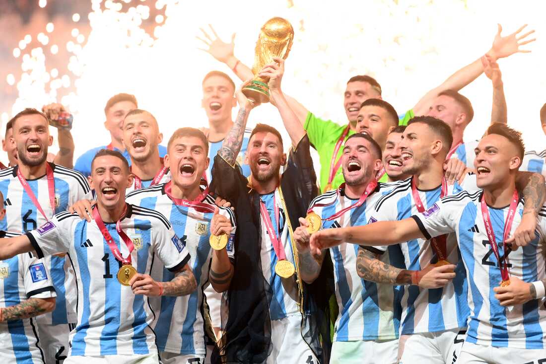 莱昂内尔·梅西（Lionel Messi）于2022年12月18日在卡塔尔（Lusail City）的点球大战中击败法国后，举起了FIFA世界杯奖杯。