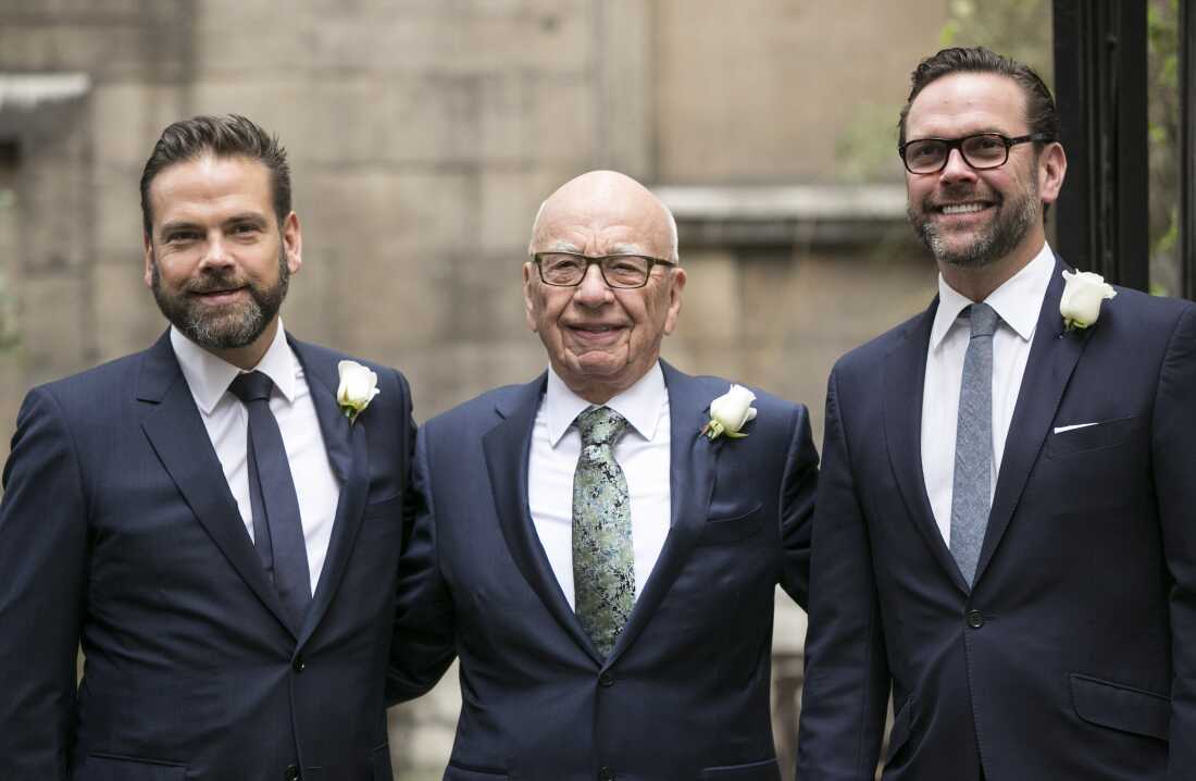 鲁珀特·默多克（Rupert Murdoch）于2016年到达伦敦教堂，庆祝他与杰里·霍尔（Jerry Hall）的婚姻，并由他的儿子詹姆斯（右）和拉克兰（Lachlan）（左）庆祝。默多克家族的控制