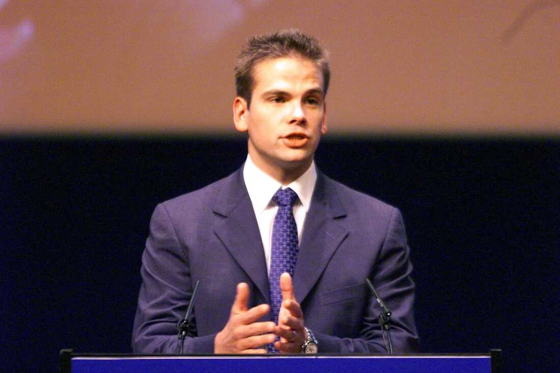拉克兰·默多克（Lachlan Murdoch）在这里在1999年在香港讲话，在纽约市长大，但成年后的大部分时间都在澳大利亚悉尼。
