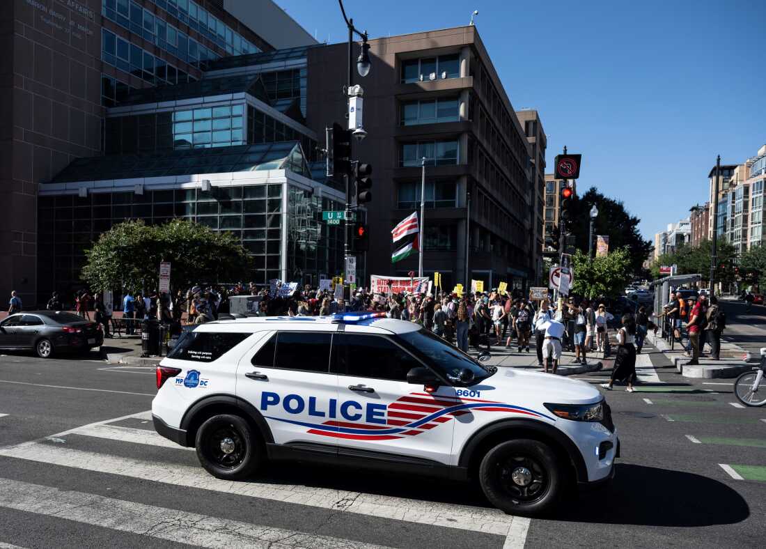 8月下旬，一辆当地的警车驶过了反对国民警卫队部署的示威游行，并增加了在华盛顿特区的移民突袭。