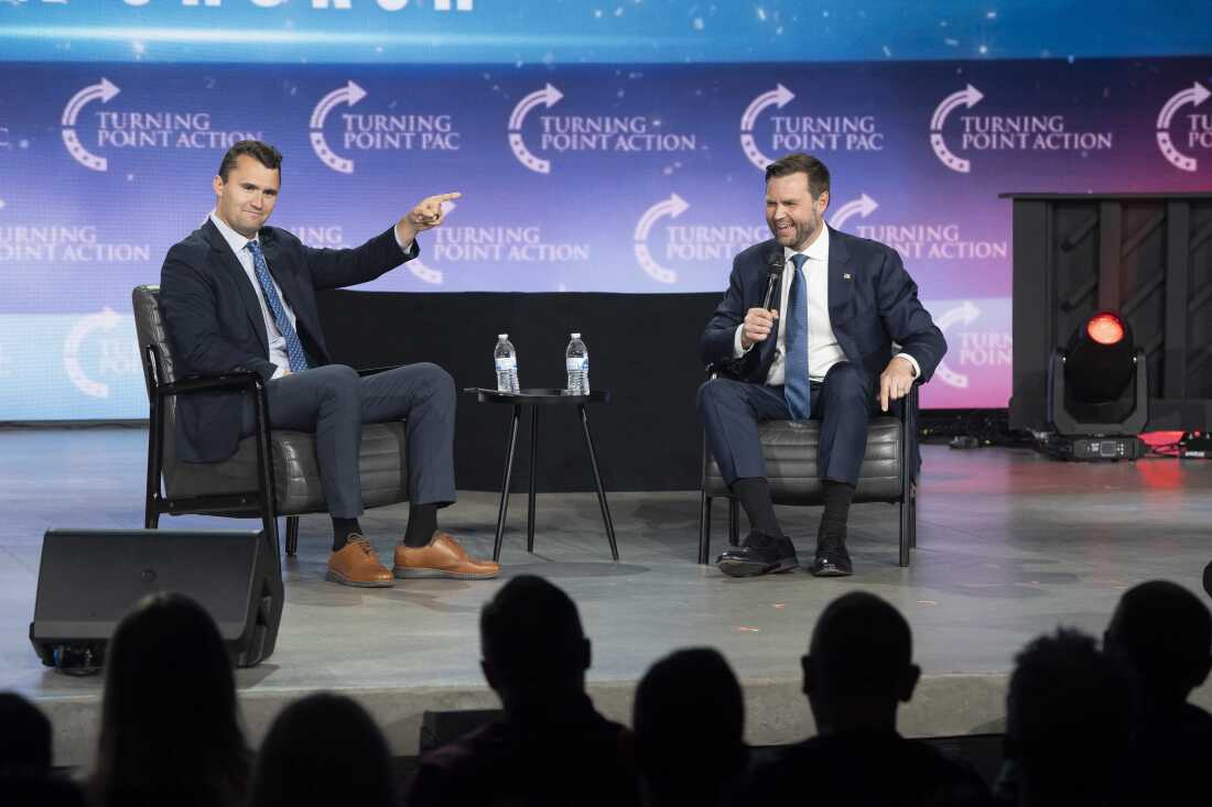 Turning Point执行董事Charlie Kirk（L）在2024年9月4日在亚利桑那州梅萨的Generation Church举行的Turning Point Action的Chase Chase The Fote Chape活动期间与美国参议员和共和党副总统候选人JD Vance的对话。