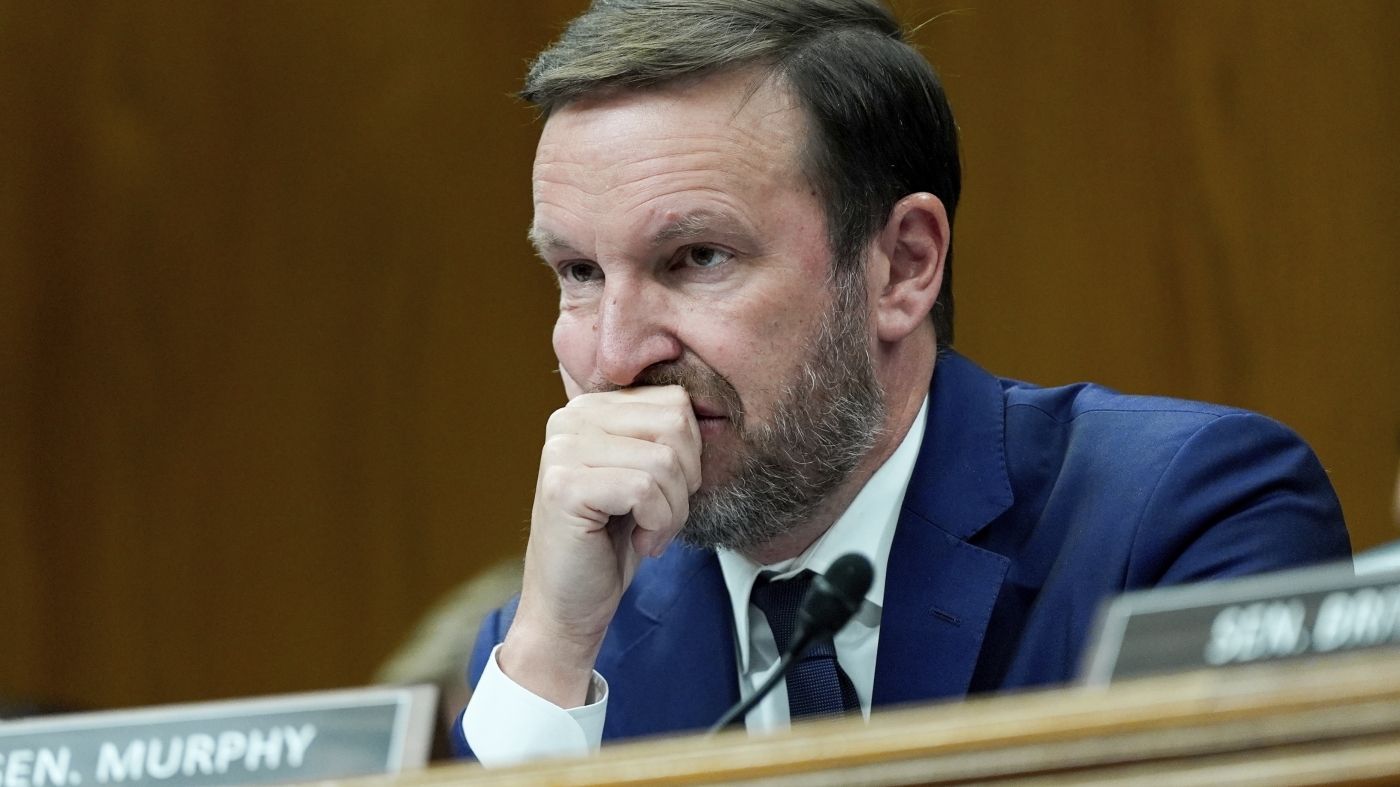 参议员克里斯·墨菲（Chris Murphy）取消了查理·柯克（Charlie Kirk）的批评者：NPR