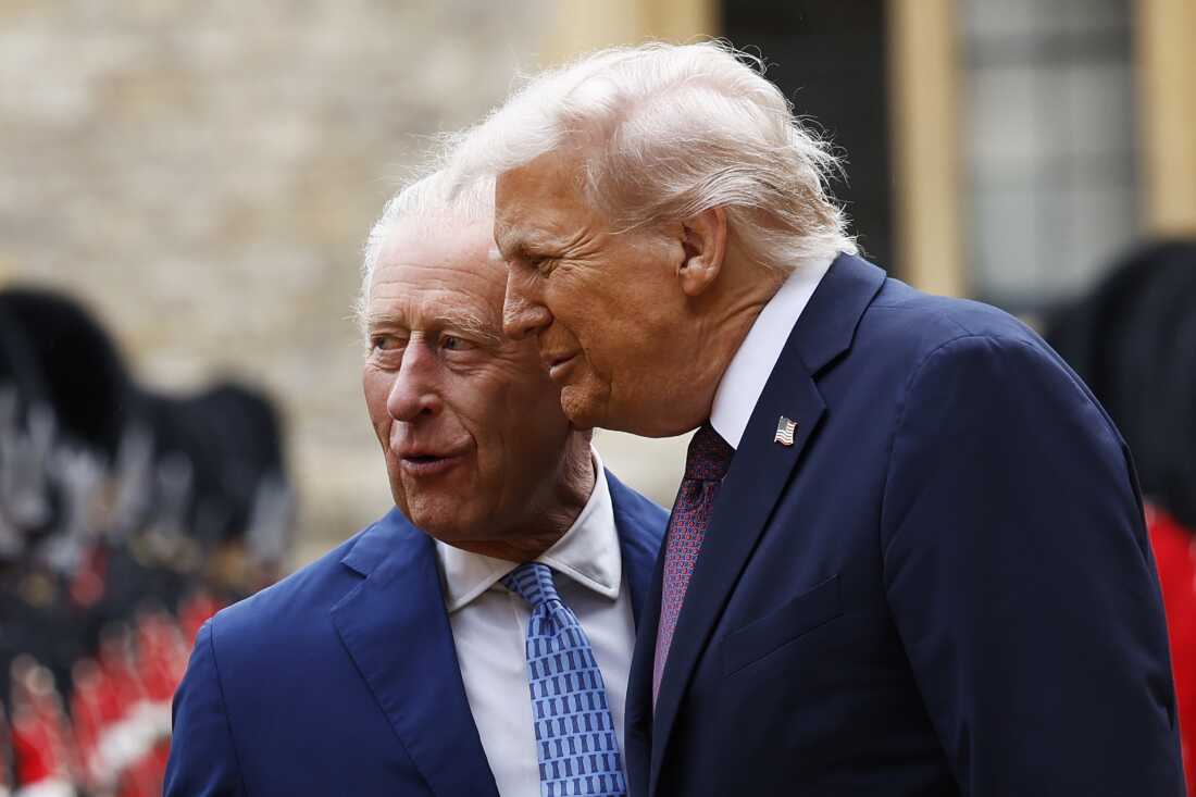 查尔斯三世国王和特朗普总统于2025年9月17日在温莎城堡的国事访问期间检查荣誉卫队。