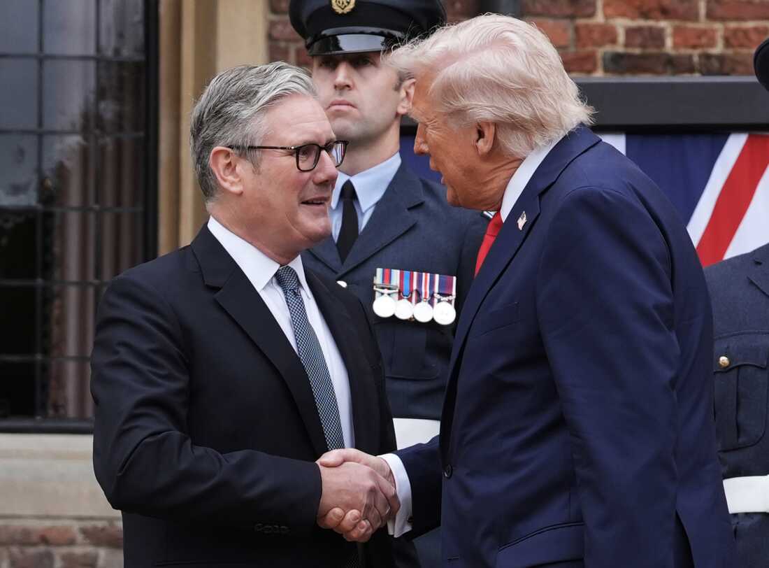 英国首相凯尔·斯塔默（Keir Starmer）（左）和唐纳德·特朗普（Donald Trump）周四在英格兰的艾尔斯伯里（Aylesbury）。