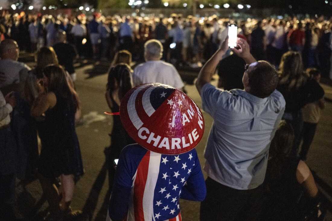 当人们于2025年9月21日，人们参加右翼活动家查理·柯克（Charlie Kirk）参加右翼激进主义者查理·柯克（Charlie Kirk）的公共追悼会时，一个人戴着帽子阅读“我是查理·柯克”（Charlie Kirk）。 