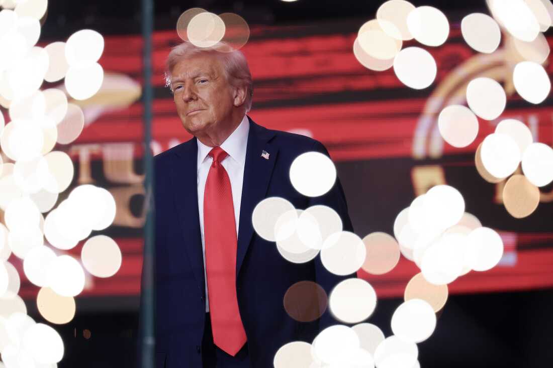唐纳德·特朗普（Donald Trump）总统在政治活动家查理·柯克（Charlie Kirk）的追悼会上行走。
