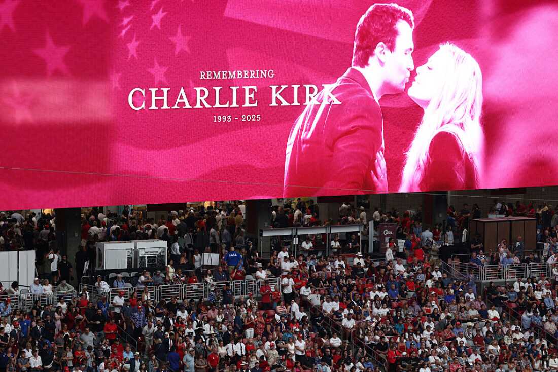 一张海报显示查理·柯克（Charlie Kirk）和他的妻子埃里卡（Erika）被评为美国特林特（Turning Point）的新首席执行官。