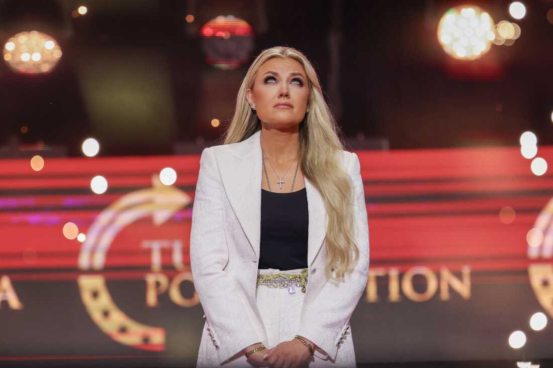 埃里卡·柯克（Erika Kirk）在追悼会上为丈夫政治活动家查理·柯克（Charlie Kirk）讲话。