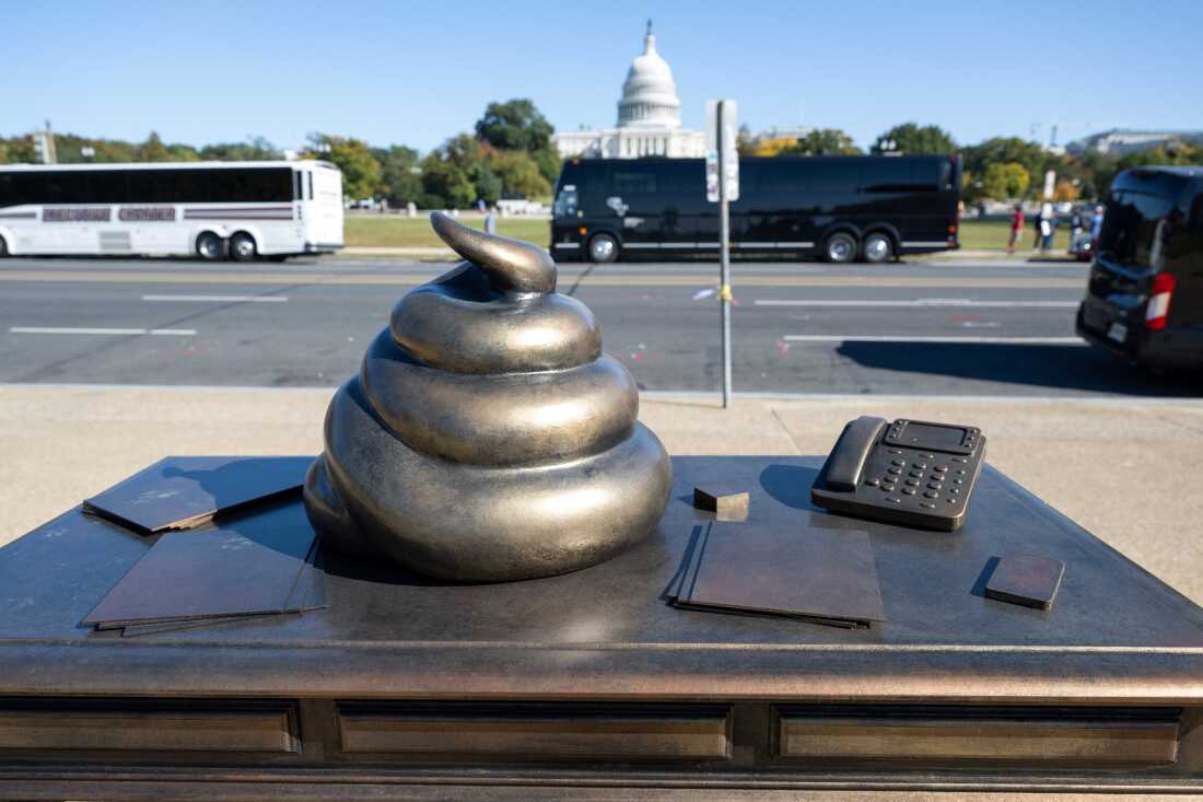 临时的艺术装置描绘了前众议院议长南希·佩洛西（Nancy Pelosi）的桌子上的一堆粪便，鉴于2024年10月下旬的美国国会大厦。 