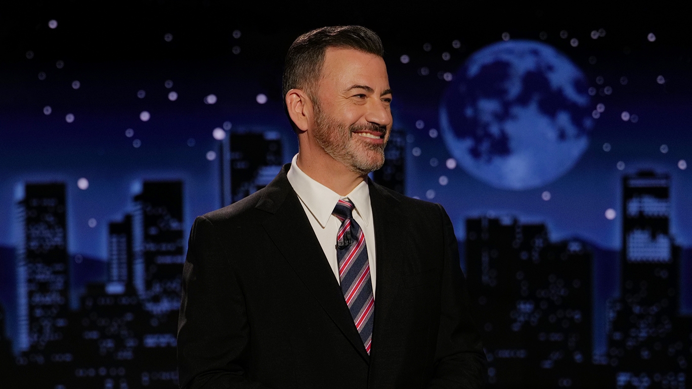吉米·金梅尔（Jimmy Kimmel）在深夜返回中说：“我们必须大声说出来。”