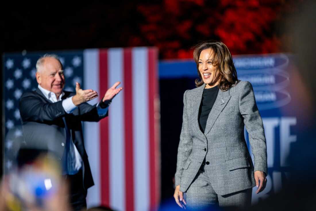前副总统卡马拉·哈里斯（Kamala Harris）在2024年10月28日在密歇根州安阿伯市的一场竞选集会上被当时的民主副总统候选人蒂姆·沃尔兹（Tim Walz）介绍后登上了舞台。