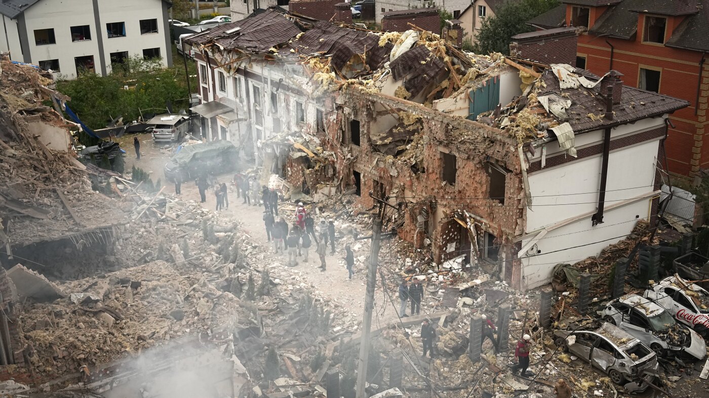 大型俄罗斯无人机和对基辅的导弹攻击杀死4人，伤口至少10：NPR