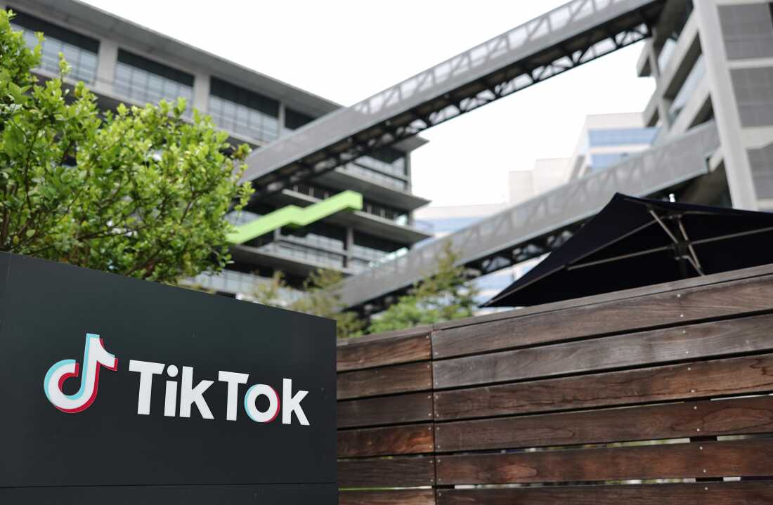 Tiktok徽标在特朗普总统签署了一份行政命令，批准将Tiktok的美国业务出售给美国买家的财团，包括他的政治盟友，在加利福尼亚州卡尔弗市的Tiktok办公室外面展示。