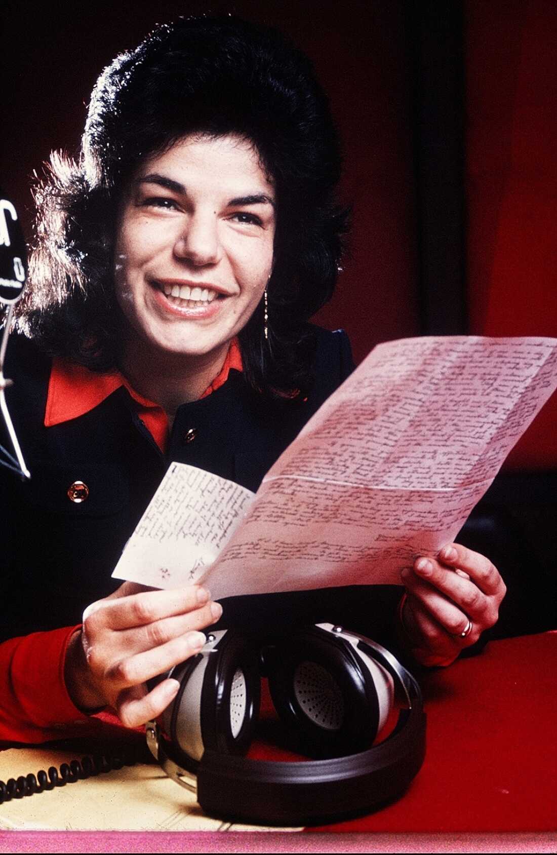 苏珊·斯坦伯格（Susan Stamberg）于1971年加入NPR的成立，并接待了14年的所有事物。然后，她成为周日周末版的第一位主持人，后来是涵盖艺术的特别记者。