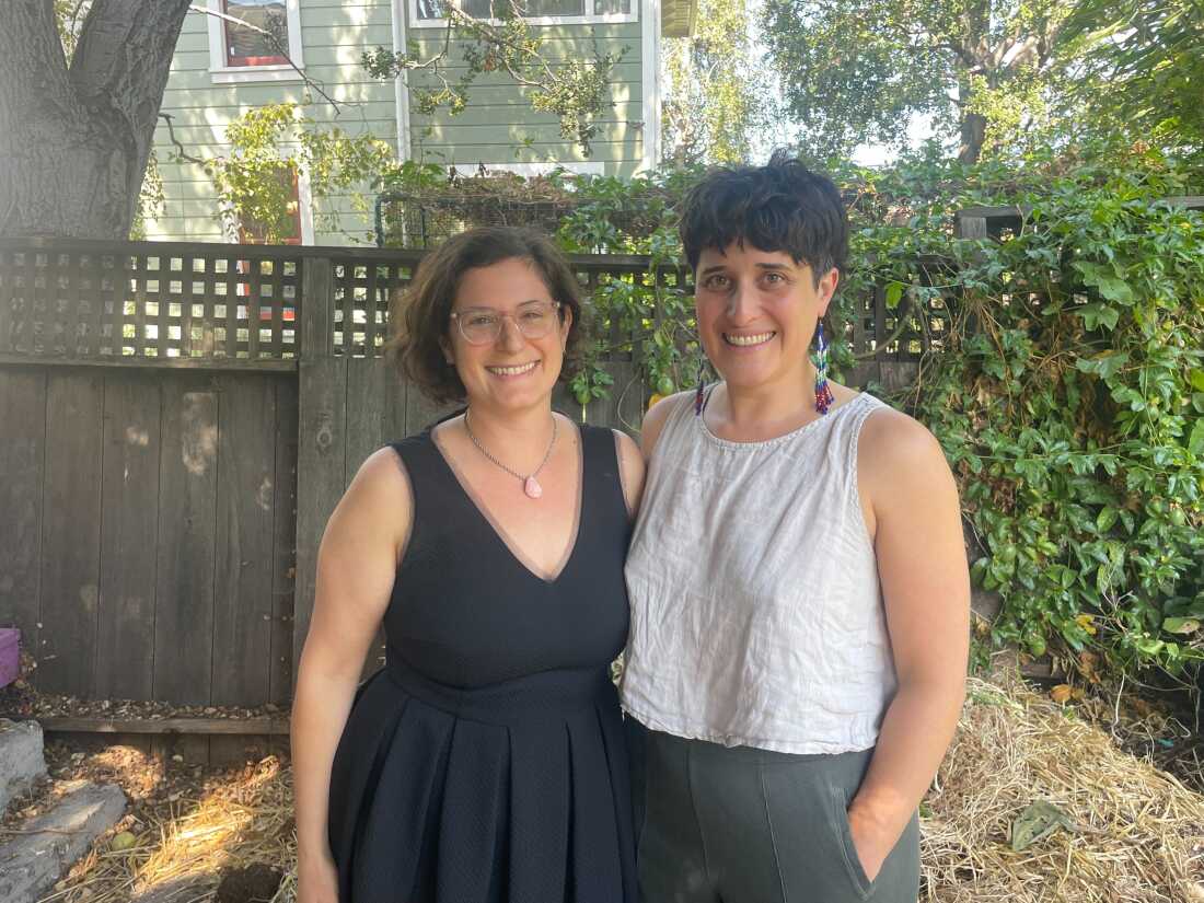 朋友塔米·克雷默（Tammy Kremer）（车架的左侧）和海莉·库里尔（Hayley Currier）站在户外。