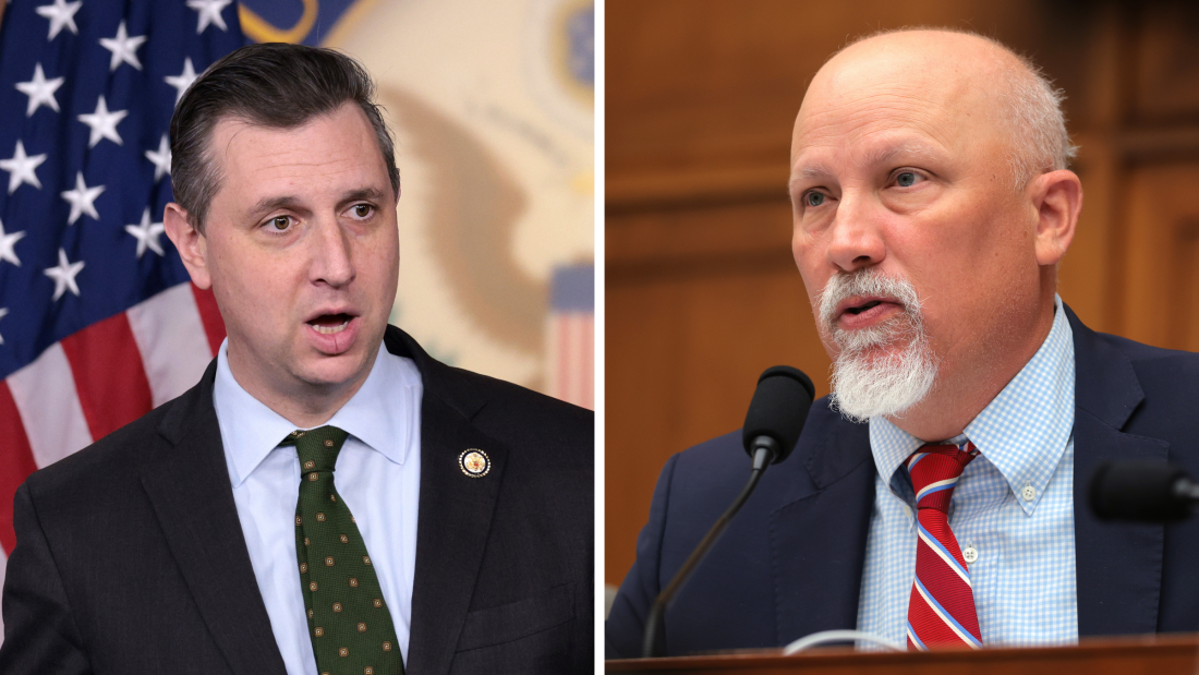 R-Texas的众议员Seth Magaziner（左）和R-Texas的众议员Chip Roy是众议院的两党立法者之一，他们宣布了新的立法，要求禁止立法者交易单个股票。上面，杂志在2月的新闻发布会上发表讲话。罗伊（Roy）于4月参加了众议院司法小组委员会听证会。