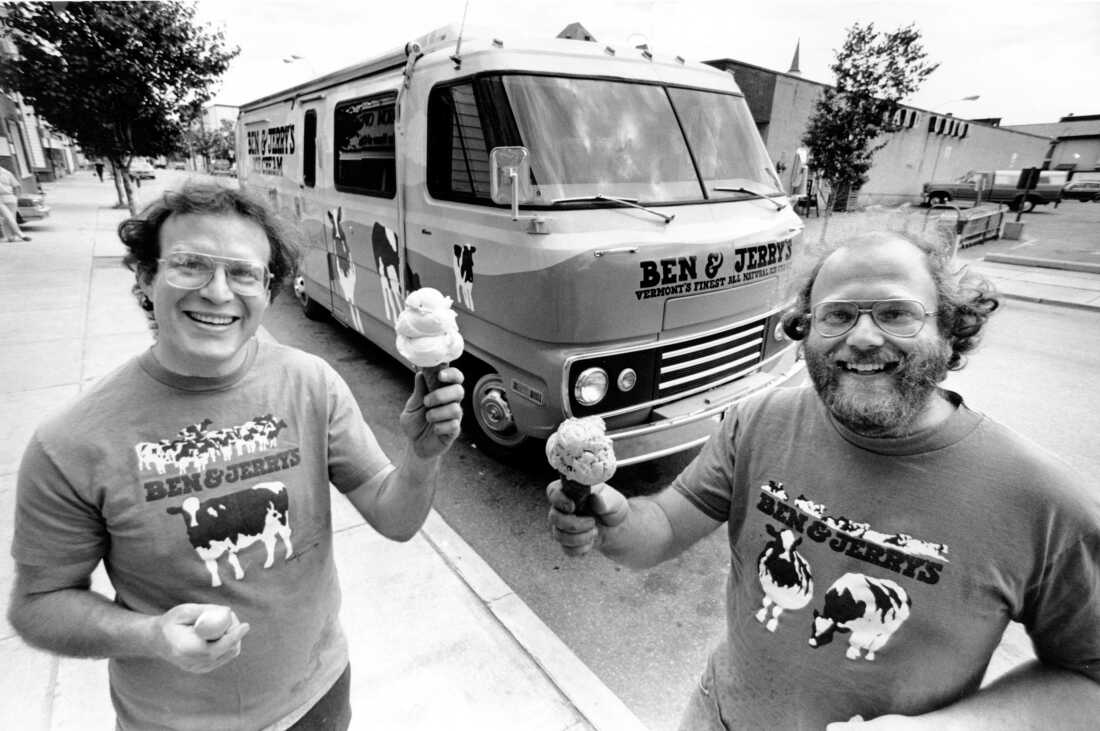 Ben＆Jerry's的创始人Jerry Greenfield和Ben Cohen摆在他们的面前 "牛仔" 1987年6月15日在弗吉尼亚州伯灵顿。