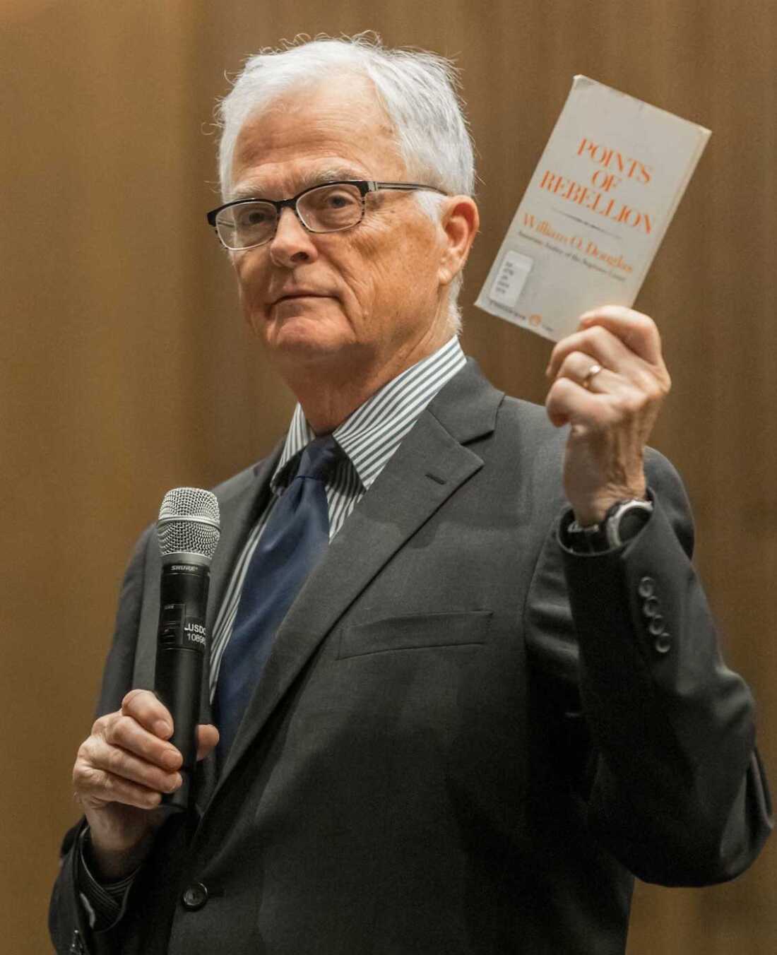 美国地方法院法官威廉·阿尔苏普（William Alsup）写道，特朗普政府对试用联邦雇员的大规模终止是非法的。