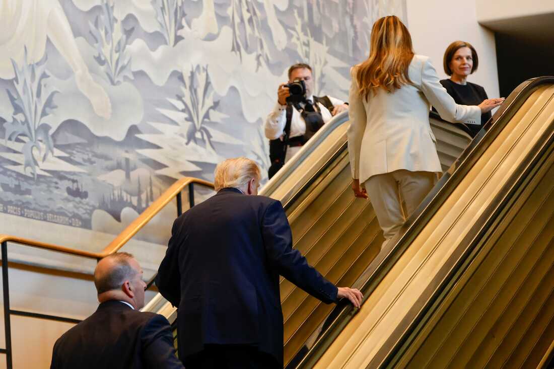 特朗普总统和第一夫人梅拉尼亚·特朗普（Melania Trump）在前往大会大厅的途中停滞不前，走上自动扶梯。