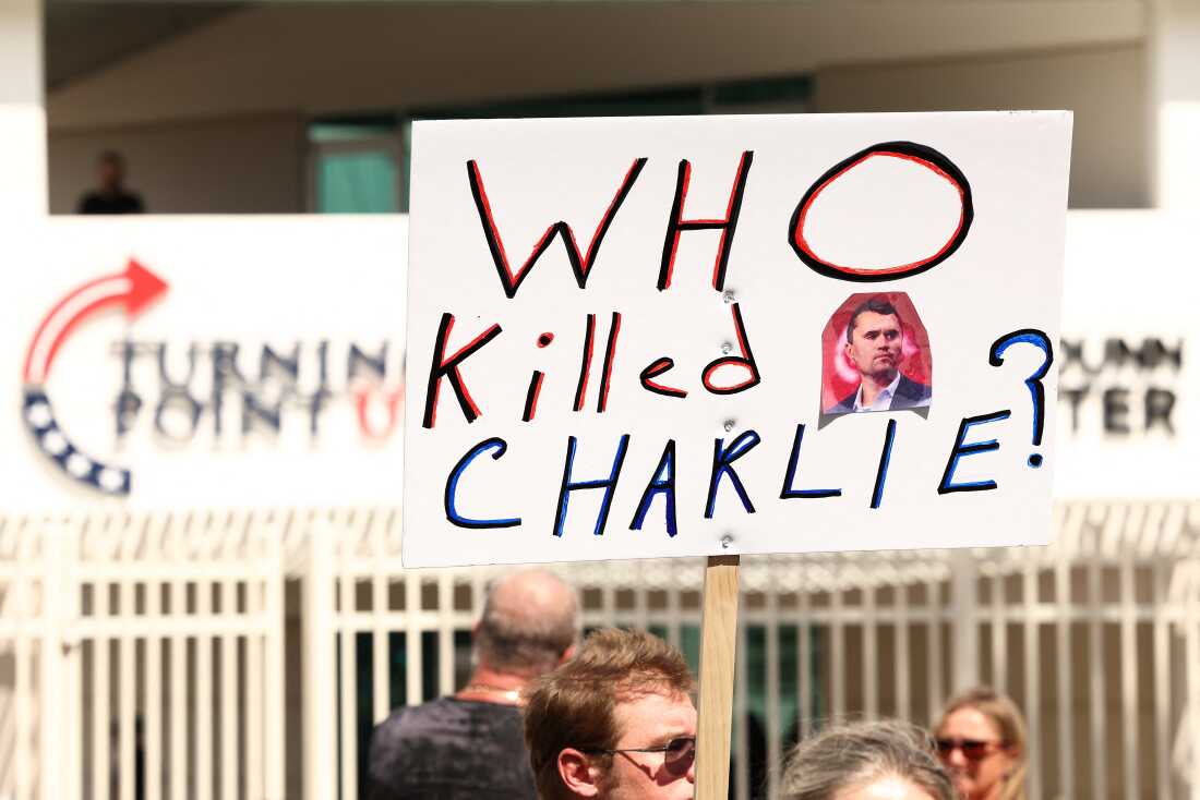 一个人的标语在右翼活动家和美国转身的创始人查理·柯克（Charlie Kirk）的临时纪念馆中写着“杀死查理”的标语，在亚利桑那州凤凰城的总部外。社交媒体一直是关于促使杀手泰勒·罗宾逊（Tyler Robinson）的促进的猜测。它还传播了许多关于杀戮的阴谋论。