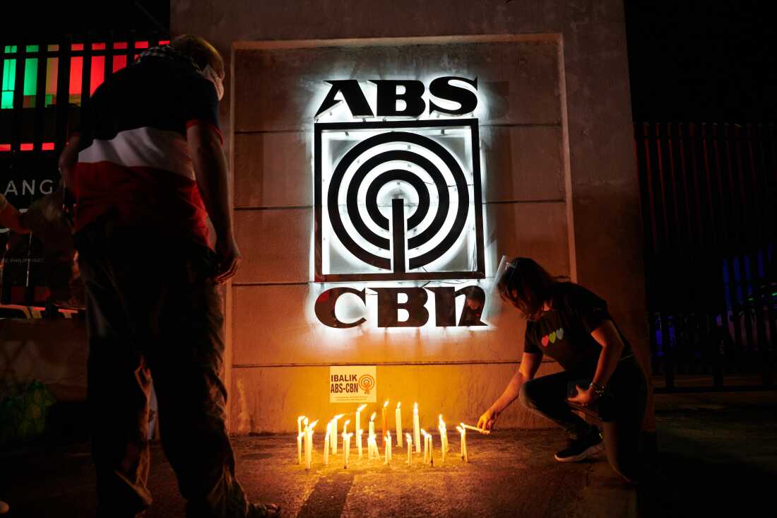 ABS-CBN新闻于2020年8月28日在菲律宾马尼拉的省份播出最终计划时，在其主要工作室面前的ABS-CBN轻型蜡烛的员工和支持者表示支持。