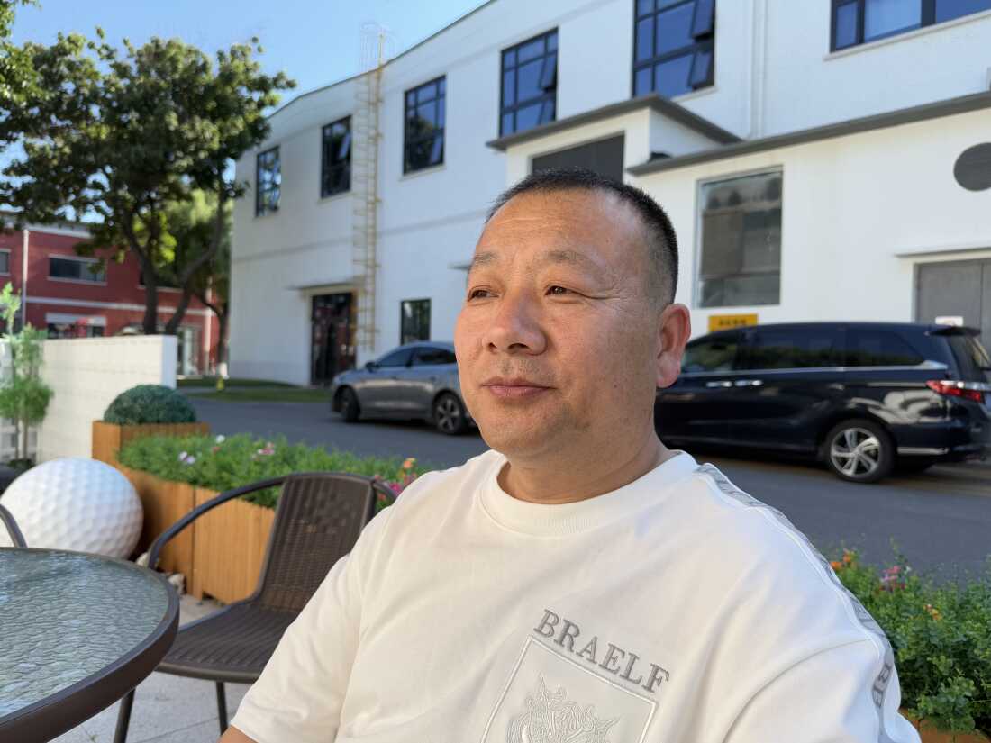 现年47岁的杨广东（Yang Guangdong）从事乘车业务已有十年了。他说，车手对汽车气味的抱怨通常是不公平和主观的。