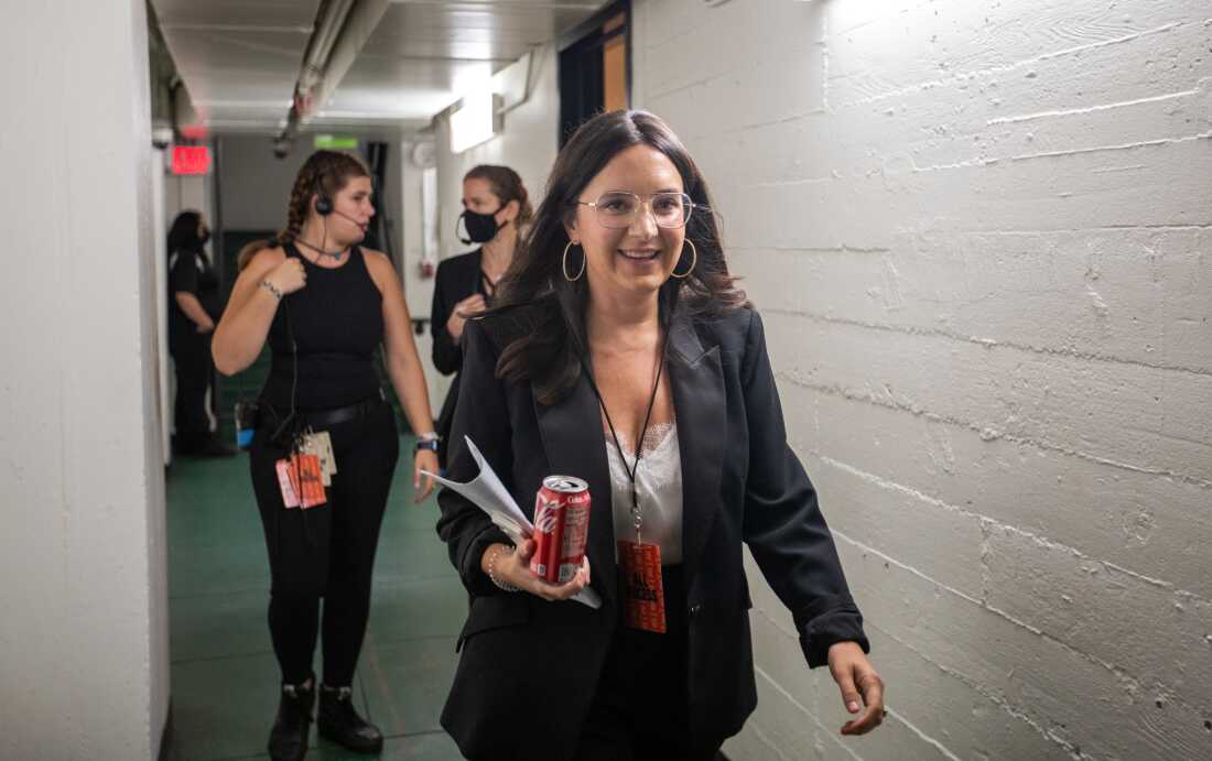 巴里·魏斯（Bari Weiss）在2023年的活动中走到后台。