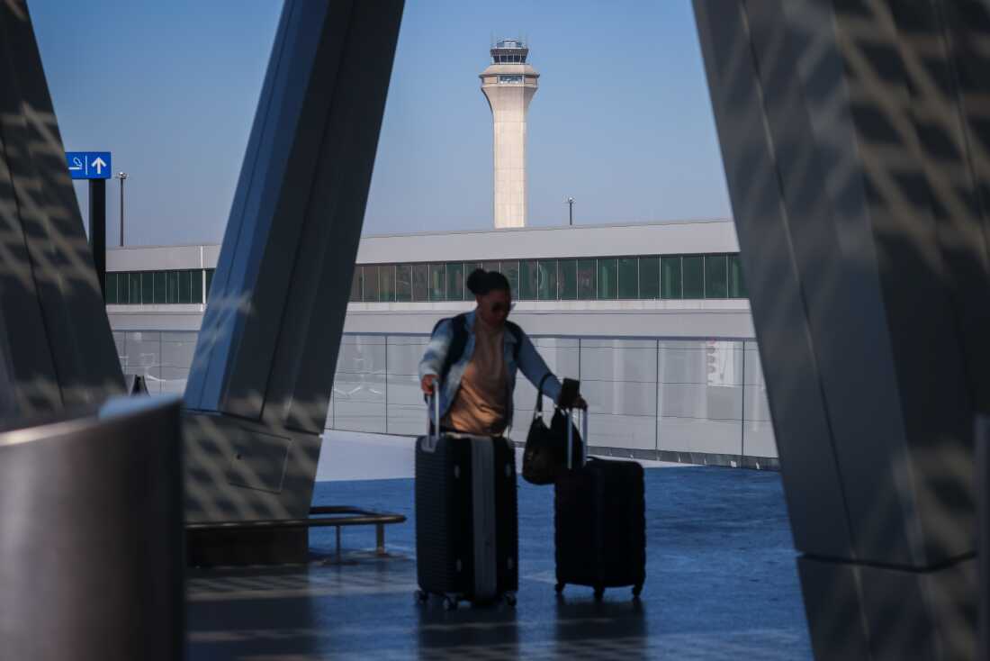 从纽瓦克自由国际机场看到的美国联邦航空局空中交通管制塔。