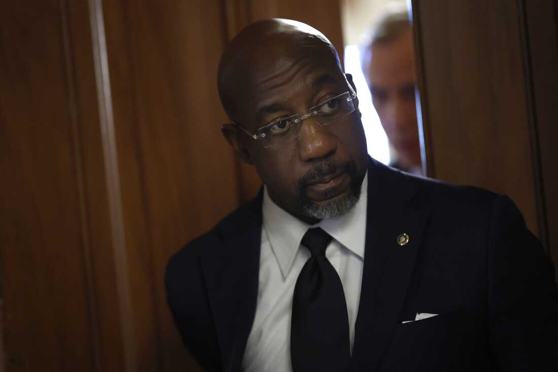 10 月 3 日，佐治亚州民主党参议员拉斐尔·沃诺克 (Raphael Warnock) 离开在美国国会大厦举行的参议院民主党会议。沃诺克是一名浸信会牧师，他说也许他的共和党同事会接受。
