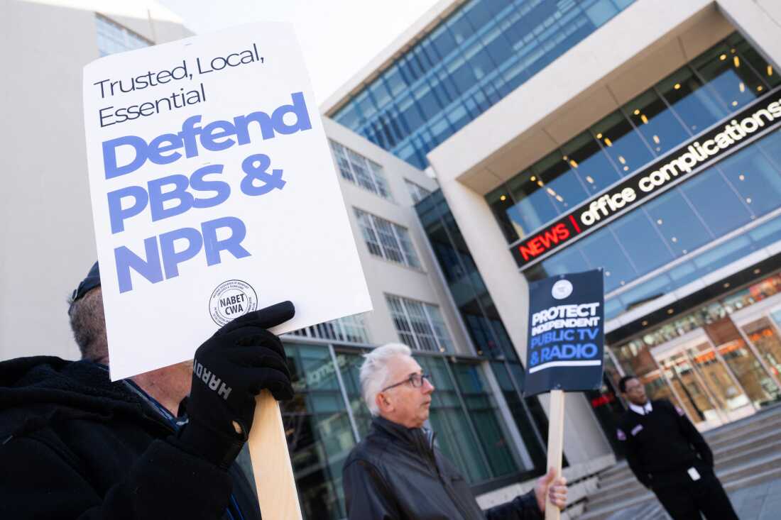 3 月，人们在 NPR 华盛顿特区总部外集会，要求国会保护公共广播公司的资金。国会于 7 月投票决定收回超过 10 亿美元的联邦资金。